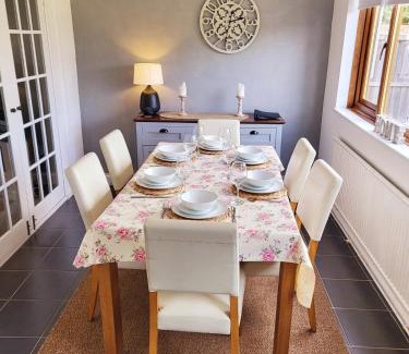 Worcester House | Family-Friendly Spacious 3BR, Near Uni & Town
