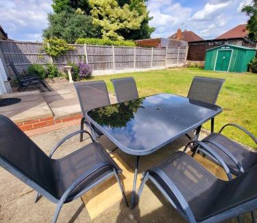 Worcester House | Family-Friendly Spacious 3BR, Near Uni & Town