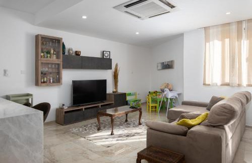 Gudja Apartment | Family-Friendly Spacious Townhouse with Garden - Close to Airport