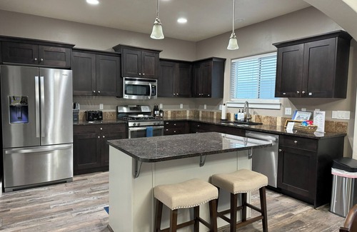 Meridian House | Family-Friendly Stylish 5BR w/Theater & Hot Tub in Meridian Idaho
