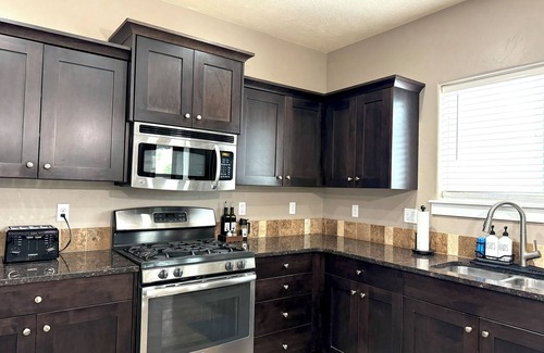 Meridian House | Family-Friendly Stylish 5BR w/Theater & Hot Tub in Meridian Idaho