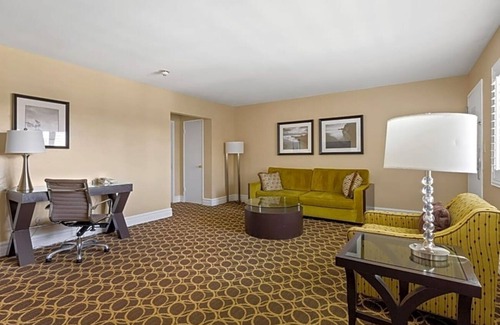 Corte Madera Hotel | Family-Friendly Suite | Outdoor Pool | Free Parking | Courtyard | BBQ Area