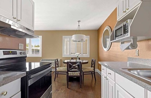 Corte Madera Hotel | Family-Friendly Suite | Outdoor Pool | Free Parking | Courtyard | BBQ Area