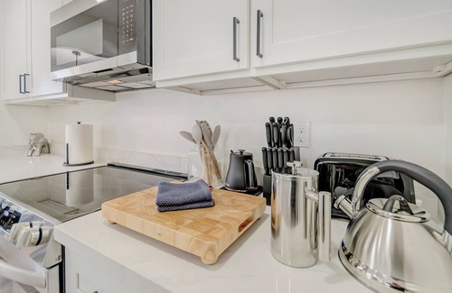 South Tacoma House | Family-Friendly Tacoma Stay- Newly Remodeled Home with AC & Pet-Friendly Yard