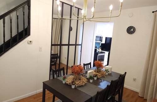 Bethlehem House | Family-Friendly Townhome Bliss:10min to Lehigh Valley Festivals & Events