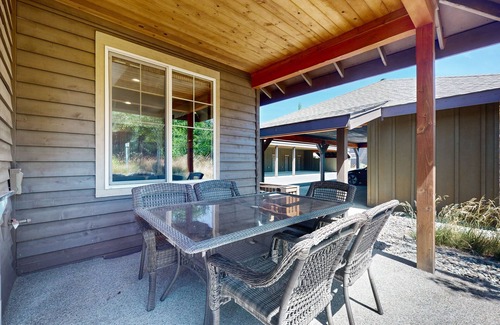 Cle Elum House | Family-friendly townhome with gas grill, fireplace, central AC and Wifi
