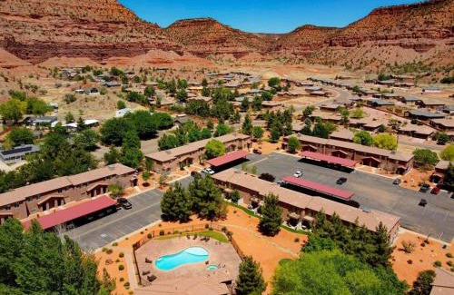 Kanab House | Family Friendly Townhome in Kanab Pool & Hot Tub
