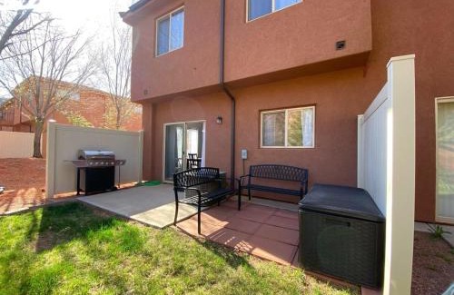 Kanab House | Family Friendly Townhome in Kanab Pool & Hot Tub