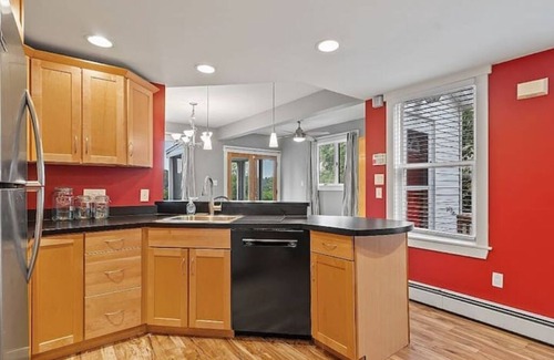 Methuen House | Family-Friendly Townhouse on the Merrimack River
