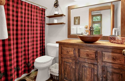 New Meadows House | Family Friendly Tree House Cabin