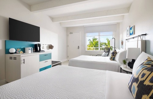 New Town Hotel | Family-Friendly Two Queen Beds Room Near Key West Hotspots