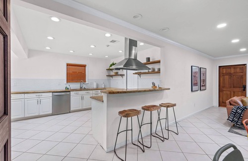 South Corals House | Family Friendly. Game Room. Heated Pool. Waterfall. Sleeps 10. Central Location
