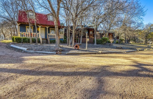 Fredericksburg Cabin | Family-friendly cabin at a working winery w/ shared hot tub, BBQ, & firepit!