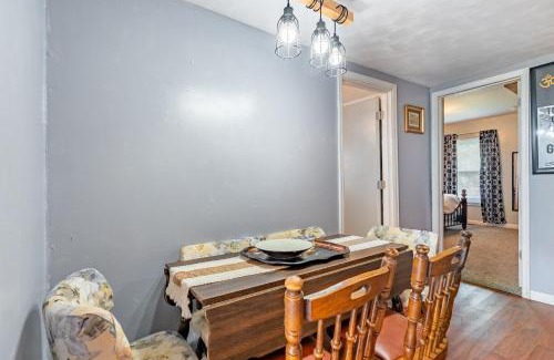 Maryland Heights Apartment | Family-Friendly 2BR Cottage Near Creve Coeur Lake