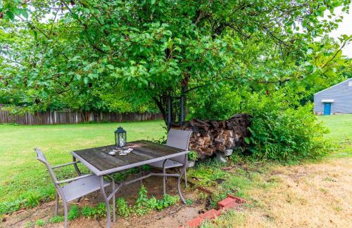 Maryland Heights Apartment | Family-Friendly 2BR Cottage Near Creve Coeur Lake