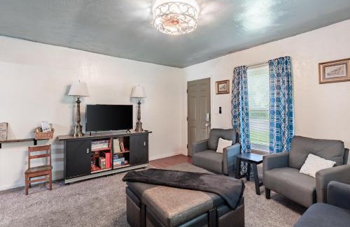 Maryland Heights Apartment | Family-Friendly 2BR Cottage Near Creve Coeur Lake