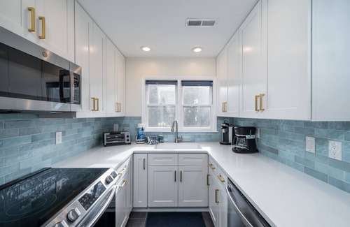 Tarpon Pond House | Family-Friendly 3BR Tarpon Pond Cottage! Amenity Cards! Close to Beach/Pools