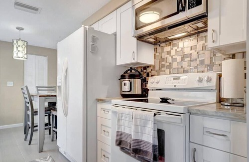 Tarpon Springs House | Family-Friendly Home Near Sunset Beach