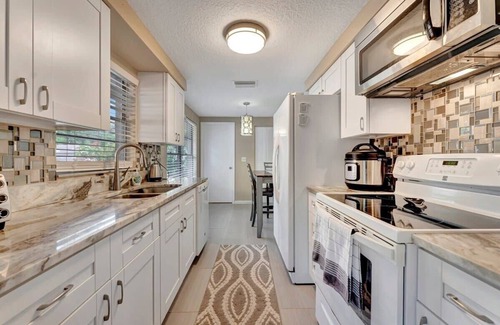 Tarpon Springs House | Family-Friendly Home Near Sunset Beach