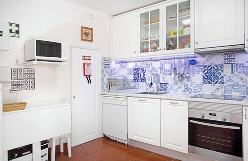 Alcobaca House | Family-Friendly Vacation Home 'Casa Alfeizerão' with Garden & Wi-Fi
