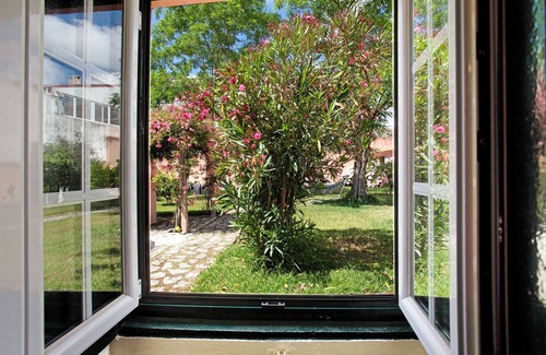 Alcobaca House | Family-Friendly Vacation Home 'Casa Alfeizerão' with Garden & Wi-Fi