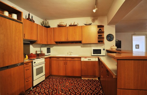 Anavyssos Villa | Family friendly villa with private pool & basketball -5min walk to the beach