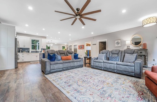 Athens House | Family Friendly w/4 Kings! Football Parking included! Near UGA & Downtown Athens