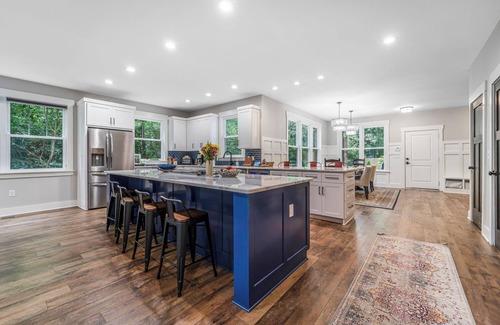 Athens House | Family Friendly w/4 Kings! Football Parking included! Near UGA & Downtown Athens