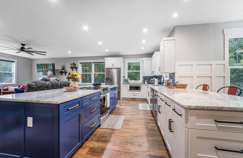 Athens House | Family Friendly w/4 Kings! Football Parking included! Near UGA & Downtown Athens