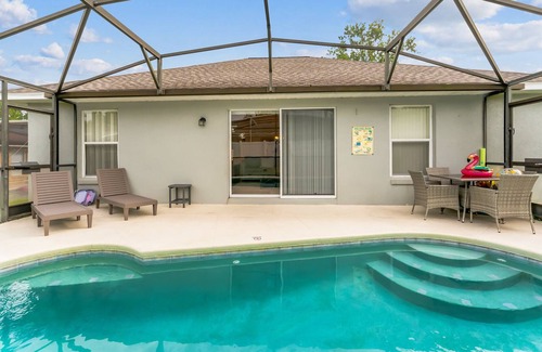 Florida Pines House | Family Friendly w/ Heated Pool & Master KingSuite located in Quiet Neighborhood