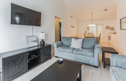 Florida Pines House | Family Friendly w/ Heated Pool & Master KingSuite located in Quiet Neighborhood