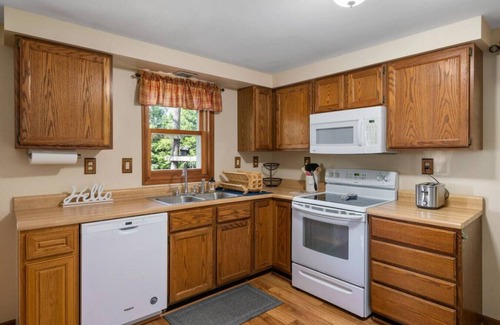 Millersburg House | Family Friendly Waterfront Wonderland
