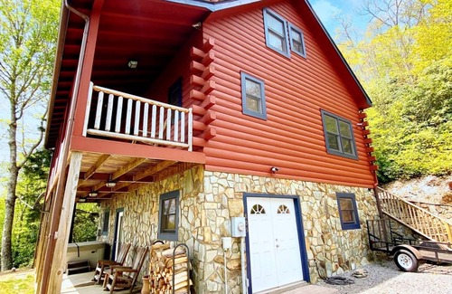 Maggie Valley Cabin | Family friendly with all the amenities of home, hot tub, pool table, fire pit.