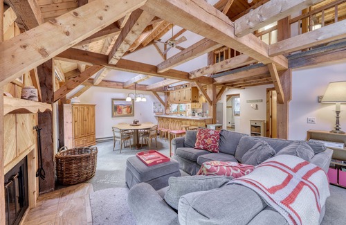 Londonderry House | Family-Friendly Wooded Retreat with Deck, Fireplace, and WiFi - Near Slopes
