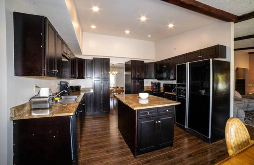 Dayton House | Family & Friends 5 Acre Estate Close to Everything