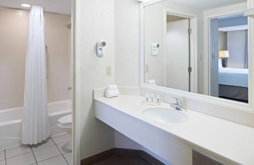 Florida Center Hotel | Family & Friends Escape! 2 Spacious Rooms w/Living Room & 2 Double Beds, Pool