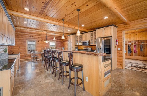 Kent Cabin | Family + Friends Escape! Kings beds | 7 Bedrms | 2 game rooms | hot tub