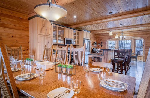 Kent Cabin | Family + Friends Escape! Kings beds | 7 Bedrms | 2 game rooms | hot tub