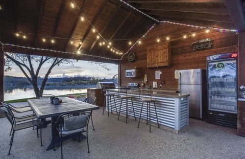 Dennis House | Family/Friends Getaway On The Brazos River