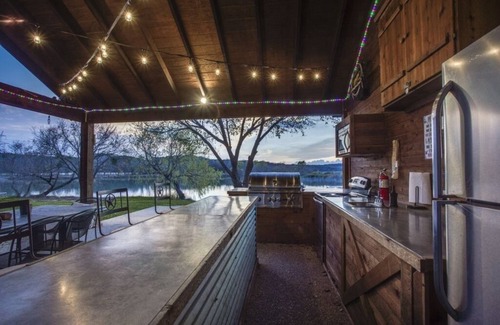 Dennis House | Family/Friends Getaway On The Brazos River