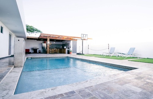 Bubali House | Family/Friends house-10 min from the beach