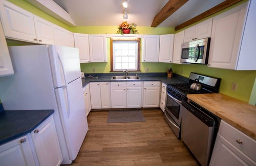 Ellicottville Ski Chalet | Family & Friends Retreat w/HotTub, Amazing Views, 5 big bedrooms & 14 acres
