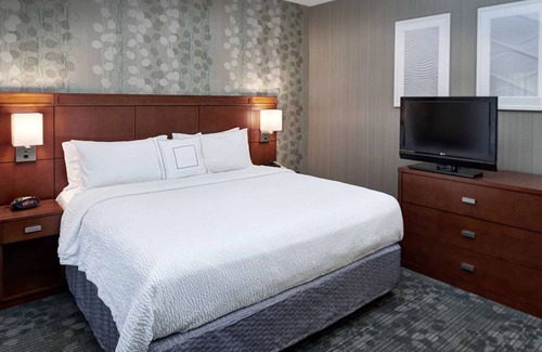Brookfield Hotel | Family Fun at Milwaukee County Zoo! Pet-friendly Property, Indoor Swimming Pool!