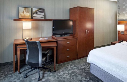 Brookfield Hotel | Family Fun at Milwaukee County Zoo! Pet-friendly Property, Indoor Swimming Pool!