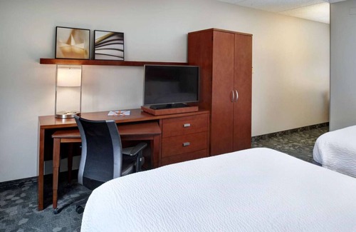 Brookfield Hotel | Family Fun at Milwaukee County Zoo! Pet-friendly Property, Indoor Swimming Pool!