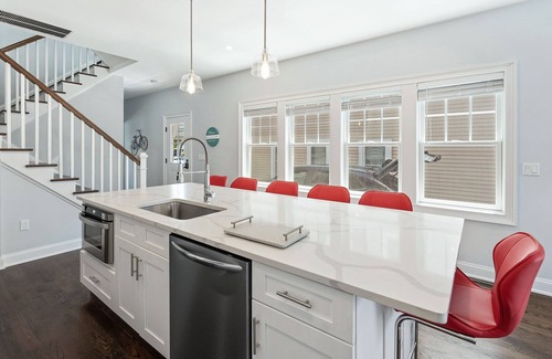 Wall House | Family Fun Beach Vacation: 1.5 blocks to ocean. Bonus Roof Top Patio