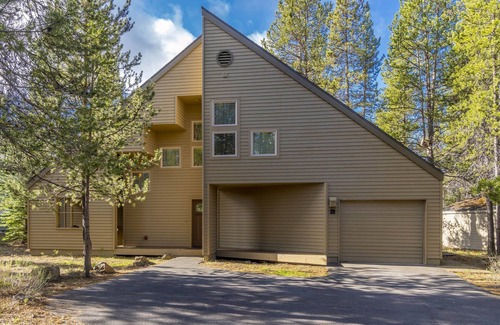Sunriver House | Family fun for all ages. Hot Tub, Bikes, Arcade, Private, Pets ok, SHARC, AC.