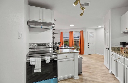 North San Antonio - SAT House | Family Fun Getaway Pool, Fire Pit, Game Room Sleeps 12
