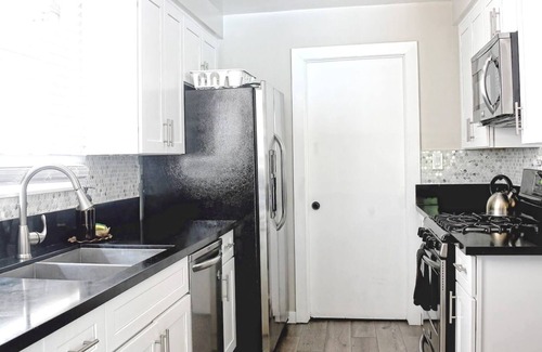 Winnetka House | Family Fun Home 3 Bedrooms!- Great Central Location to LA -Pet Friendly