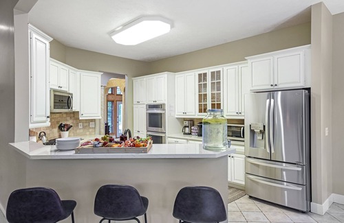 Battle Creek House | ★ Family FUN HotTub FirePit Game Room Movie Theater & more!